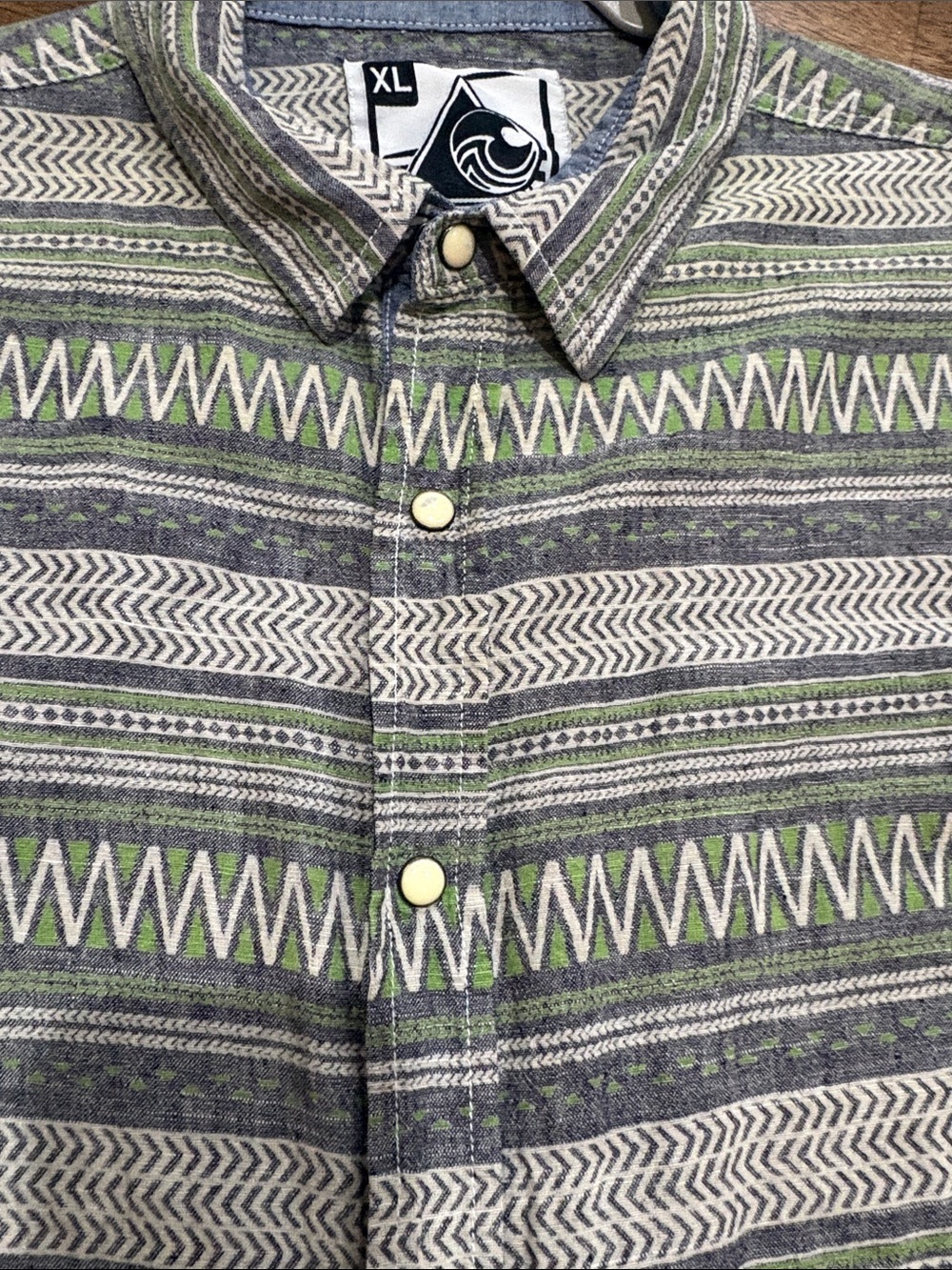 Beautiful Giant Aztec Button-Down Shirt XL. Snap front - Picture 7 of 7